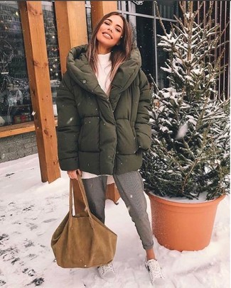 Comment porter un pull à col roulé avec un pantalon de jogging