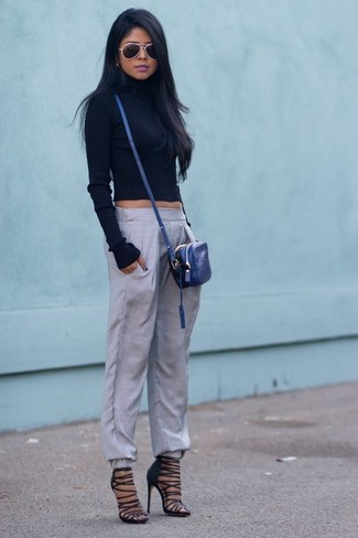 Comment porter un pull à col roulé avec un pantalon de jogging