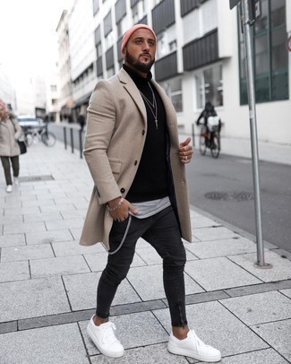 Comment porter un pull à col roulé avec un débardeur