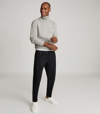 Comment porter un pull à col roulé avec un débardeur