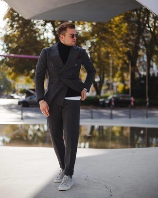 Comment porter un pull à col roulé avec un débardeur