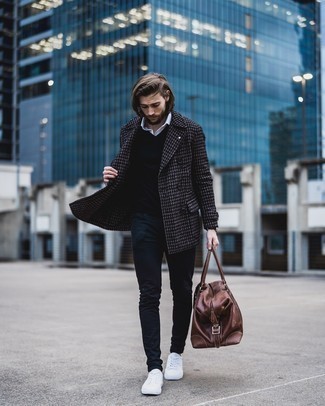 Comment porter un pull à col en v pour un style decontractés quand il fait froid