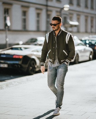 Comment porter une veste universitaire avec un jean
