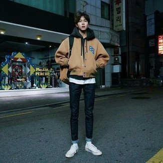Comment porter une veste universitaire à l'adolescence