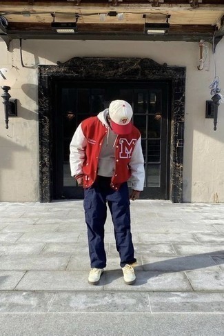 Comment porter une veste universitaire pour un style decontractés