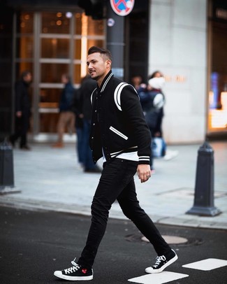 Comment porter une veste universitaire pour un style decontractés