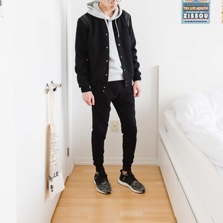 Comment porter une veste universitaire à l'adolescence