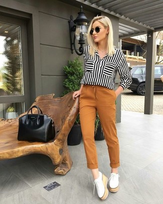 Comment porter un chemisier à rayures verticales pour un style elégantes