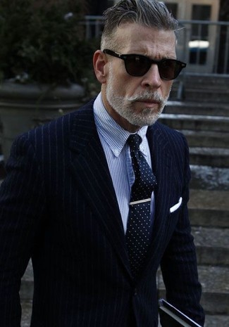 Comment porter une veste à rayures verticales pour un style chic decontractés