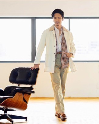Tendances mode hommes: Essaie de marier une veste à col et boutons en cuir blanche avec un pantalon de costume marron clair pour un look classique et élégant. Assortis ce look avec une paire de slippers en cuir marron.