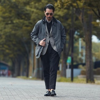 Comment porter une veste à col et boutons grise: Porte une veste à col et boutons grise et un pantalon de costume noir pour un look pointu et élégant. Une paire de slippers en cuir noirs est une option astucieux pour complèter cette tenue.