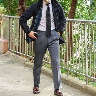 Comment porter une veste à col et boutons bleu marine: Choisis une veste à col et boutons bleu marine et un pantalon de costume gris pour une silhouette classique et raffinée. Cet ensemble est parfait avec une paire de mocassins à pampilles en cuir marron.