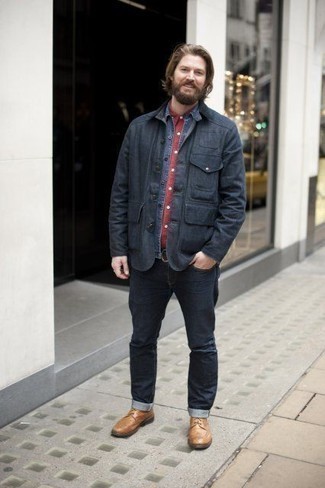 Comment porter un jean avec une chemise en jean après 40 ans: Harmonise une chemise en jean avec un jean pour une tenue idéale le week-end. Jouez la carte classique pour les chaussures et choisis une paire de bottes de loisirs en cuir marron clair.