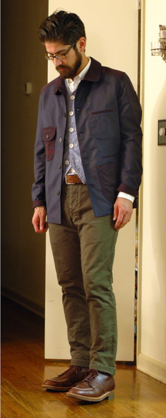 Tenue: Veste à col et boutons bleu marine, Gilet bleu, Chemise à manches longues blanche, Pantalon chino olive