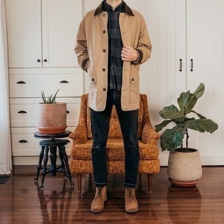 Comment porter une veste à col et boutons beige: Pense à porter une veste à col et boutons beige et un jean noir pour une tenue idéale le week-end. Une paire de bottines chukka en daim tabac est une option parfait pour complèter cette tenue.