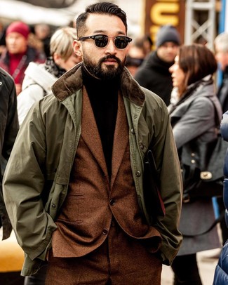 Comment porter un pull à col roulé marron à 30 ans: Porte un pull à col roulé marron et une veste à col et boutons olive pour une tenue idéale le week-end.