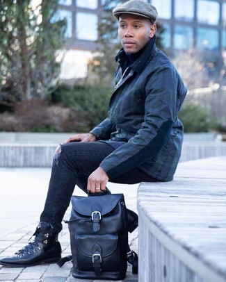 Comment porter un sac à dos en cuir noir: Pense à marier une veste à col et boutons bleu marine avec un sac à dos en cuir noir pour un look confortable et décontracté. Habille ta tenue avec une paire de bottes de loisirs en cuir noires.