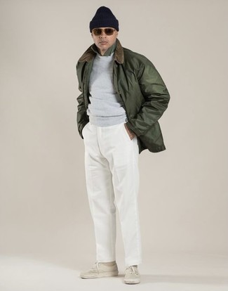 Tenue: Veste à col et boutons olive, Sweat-shirt gris, Chemise à manches longues olive, Pantalon chino blanc