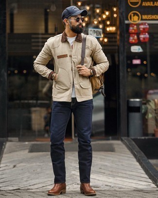 Comment porter des bottes en cuir marron: Choisis une veste à col et boutons beige et un jean bleu marine pour une tenue confortable aussi composée avec goût. Une paire de bottes en cuir marron est une façon simple d'améliorer ton look.