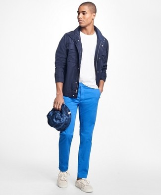 Tenue: Veste à col et boutons bleu marine, T-shirt à col rond blanc, Pantalon chino bleu, Baskets basses en toile blanches