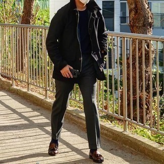 Comment porter une veste à col et boutons noire: Associe une veste à col et boutons noire avec un pantalon de costume gris foncé pour un look classique et élégant. Termine ce look avec une paire de mocassins à pampilles en cuir marron.