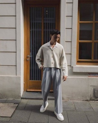 Comment porter un pantalon chino gris pour un style chic decontractés à 30 ans: Associe une veste-chemise beige avec un pantalon chino gris pour un look idéal au travail. Pour les chaussures, fais un choix décontracté avec une paire de baskets basses en toile blanches.