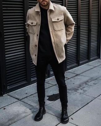 Comment porter une veste-chemise en laine beige: Choisis une veste-chemise en laine beige et un jean skinny noir pour un look de tous les jours facile à porter. D'une humeur créatrice? Assortis ta tenue avec une paire de bottes de loisirs en cuir noires.
