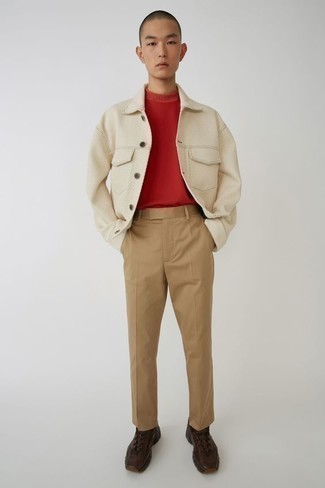 Tenue: Veste-chemise beige, T-shirt à col rond rouge, Pantalon chino marron clair, Chaussures de sport marron foncé