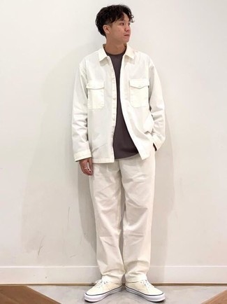 Tenue: Veste-chemise blanche, T-shirt à col rond marron foncé, Pantalon chino blanc, Baskets basses en toile blanches