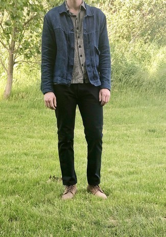 Comment porter un jean noir avec des chaussures marron clair: Associe une veste-chemise bleu marine avec un jean noir pour un look de tous les jours facile à porter. Termine ce look avec une paire de bottes de loisirs en daim marron clair.