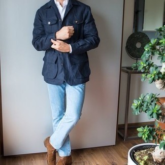 Comment porter un jean bleu clair à 30 ans: Pour une tenue de tous les jours pleine de caractère et de personnalité porte une veste-chemise bleu marine et un jean bleu clair. Complète ce look avec une paire de bottines chukka en daim marron.
