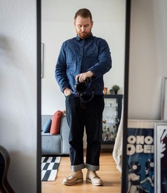 Comment porter un jean avec des bottes à 30 ans: Pense à opter pour une veste-chemise bleu marine et un jean pour affronter sans effort les défis que la journée te réserve. Assortis ce look avec une paire de bottes.