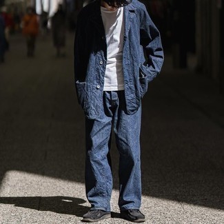 Comment porter des bottines chukka en daim noires: Pour une tenue de tous les jours pleine de caractère et de personnalité harmonise une veste-chemise en denim bleu marine avec un jean bleu marine. Cet ensemble est parfait avec une paire de bottines chukka en daim noires.