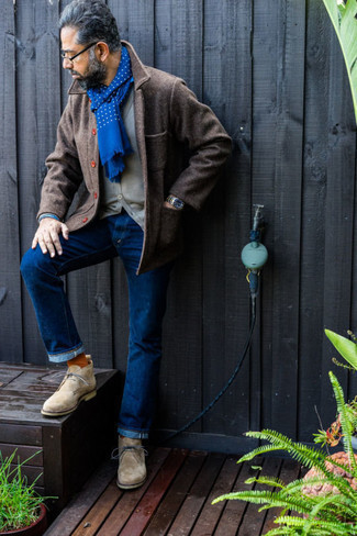 Comment porter une veste-chemise en laine marron foncé: Pense à associer une veste-chemise en laine marron foncé avec un jean bleu marine pour obtenir un look relax mais stylé. Assortis ce look avec une paire de bottines chukka en daim beiges.
