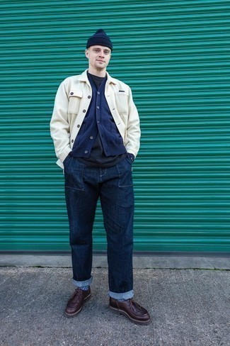 Tendances mode hommes: Pense à marier une veste-chemise beige avec un jean bleu marine pour une tenue confortable aussi composée avec goût. Complète ce look avec une paire de bottines chukka en cuir bordeaux.