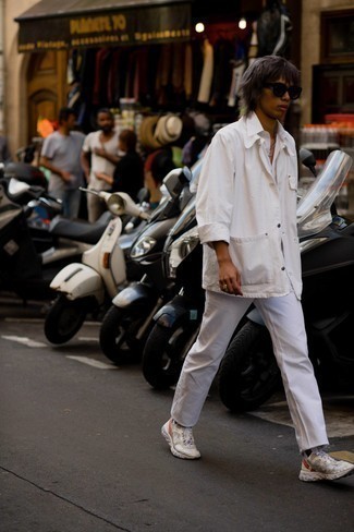 Comment porter une veste-chemise blanche avec un jean blanc au printemps: Associe une veste-chemise blanche avec un jean blanc pour une tenue idéale le week-end. Mélange les styles en portant une paire de chaussures de sport beiges. C'est une tenue parfaite pour le printemps.