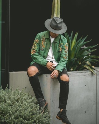 Comment porter une veste-chemise imprimée verte: Essaie d'associer une veste-chemise imprimée verte avec un jean déchiré noir pour une tenue relax mais stylée. Jouez la carte classique pour les chaussures et choisis une paire de bottines chelsea en daim noires.