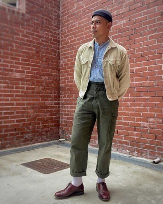 Tendances mode hommes: Associe une veste-chemise beige avec un pantalon cargo olive pour une tenue idéale le week-end. Une paire de chaussures richelieu en cuir bordeaux ajoutera de l'élégance à un look simple.