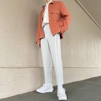 Tenue: Veste-chemise orange, Chemise à manches courtes blanche, Pantalon chino blanc, Chaussures de sport blanches