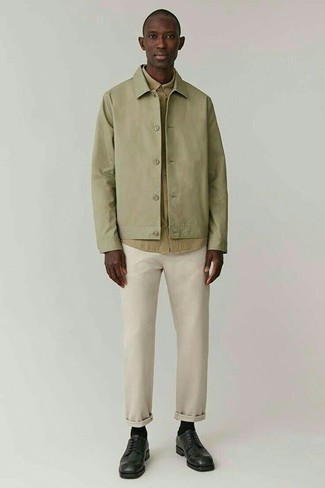 Tenue: Veste-chemise vert menthe, Chemise à manches courtes marron clair, Pantalon chino beige, Chaussures derby en cuir noires