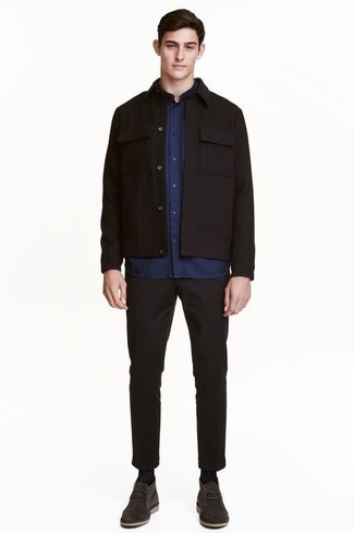 Tenue: Veste-chemise noire, Chemise à manches courtes bleu marine, Pantalon chino noir, Bottines chukka en daim gris foncé