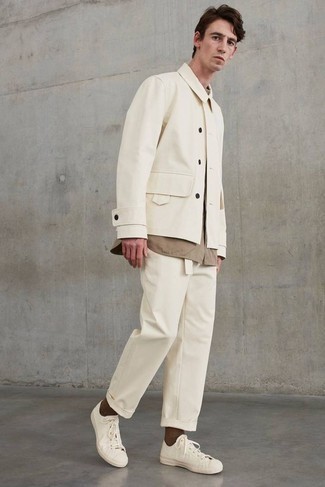 Tenue: Veste-chemise beige, Chemise à manches courtes marron clair, Pantalon chino beige, Baskets basses en toile blanches