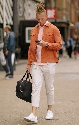 Comment porter une veste-chemise orange: Porte une veste-chemise orange et un pantalon chino blanc pour un look idéal au travail. Si tu veux éviter un look trop formel, opte pour une paire de baskets basses en cuir blanches.