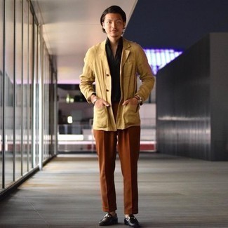 Comment porter un pantalon chino tabac à 30 ans: Harmonise une veste-chemise marron clair avec un pantalon chino tabac pour créer un look chic et décontracté. Une paire de slippers en cuir noirs apportera une esthétique classique à l'ensemble.