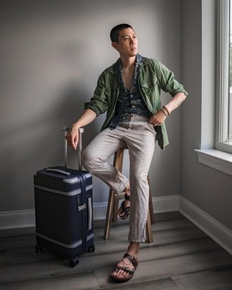 Comment porter une valise bleu marine: Pour une tenue aussi confortable que ton canapé, marie une veste-chemise olive avec une valise bleu marine. Si tu veux éviter un look trop formel, opte pour une paire de sandales en cuir marron foncé.
