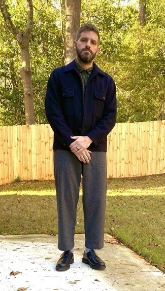 Tenue: Veste-chemise en laine bleu marine, Chemise à manches courtes olive, Pantalon chino gris foncé, Chaussures derby en cuir noires