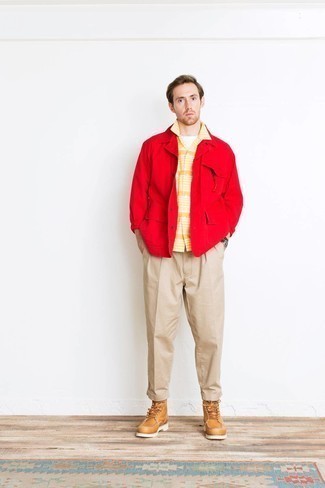 Comment porter une veste-chemise rouge: Essaie de marier une veste-chemise rouge avec un pantalon chino beige pour aller au bureau. Une paire de bottes de loisirs en cuir tabac est une option génial pour complèter cette tenue.