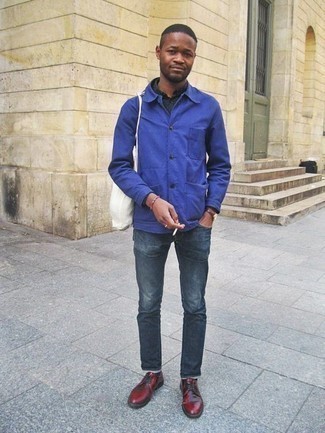 Un jean à porter avec des chaussures derby bordeaux: Essaie d'harmoniser une veste-chemise bleue avec un jean pour un look de tous les jours facile à porter. Jouez la carte classique pour les chaussures et opte pour une paire de chaussures derby bordeaux.