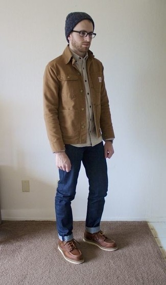 Un jean à porter avec une veste-chemise beige pour un style chic decontractés: Associe une veste-chemise beige avec un jean pour un look de tous les jours facile à porter. Assortis ce look avec une paire de bottes de loisirs en cuir marron.