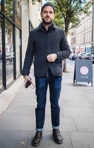 Comment porter une veste-chemise grise: Pense à marier une veste-chemise grise avec un jean bleu marine pour une tenue confortable aussi composée avec goût. Une paire de bottes de loisirs en cuir marron foncé est une option parfait pour complèter cette tenue.